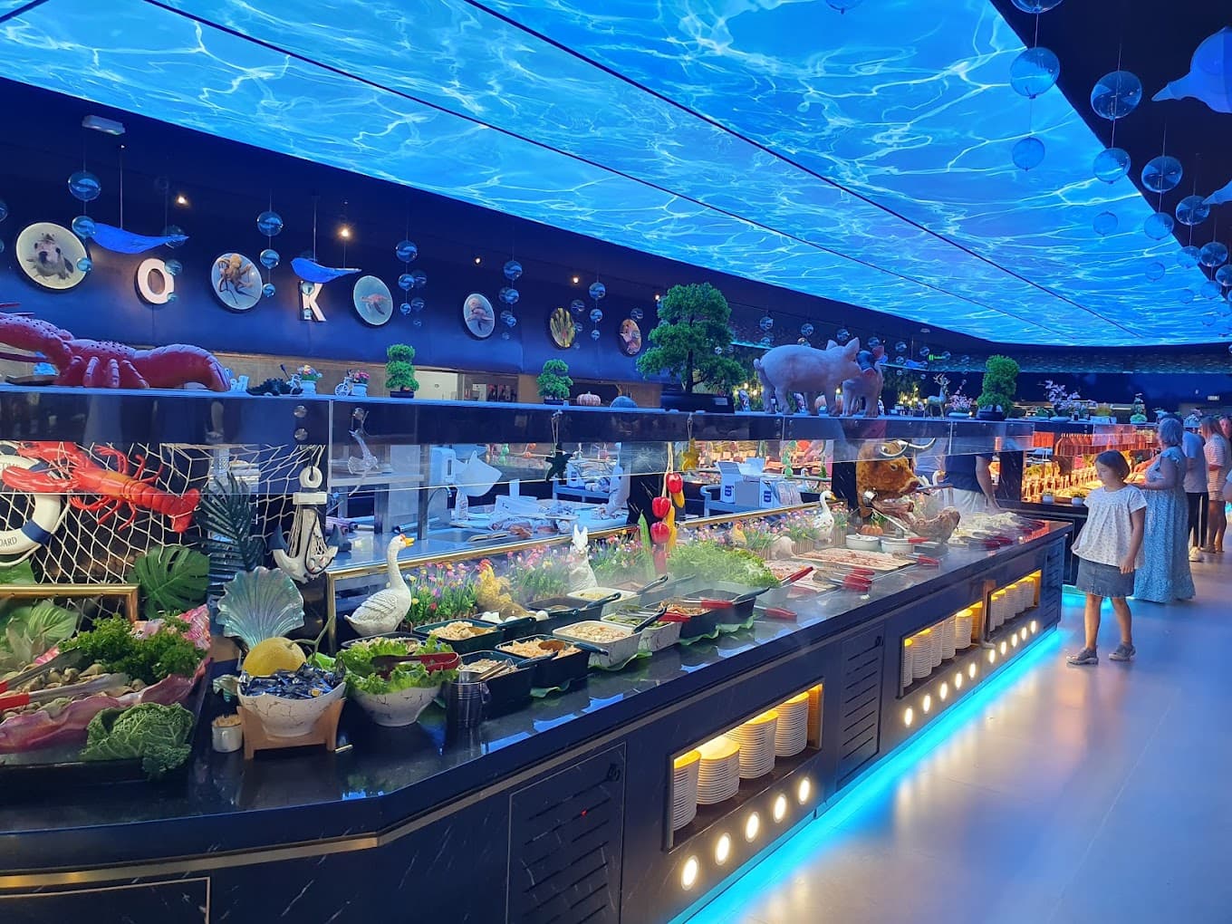 Buffet sous un plafond océan animé