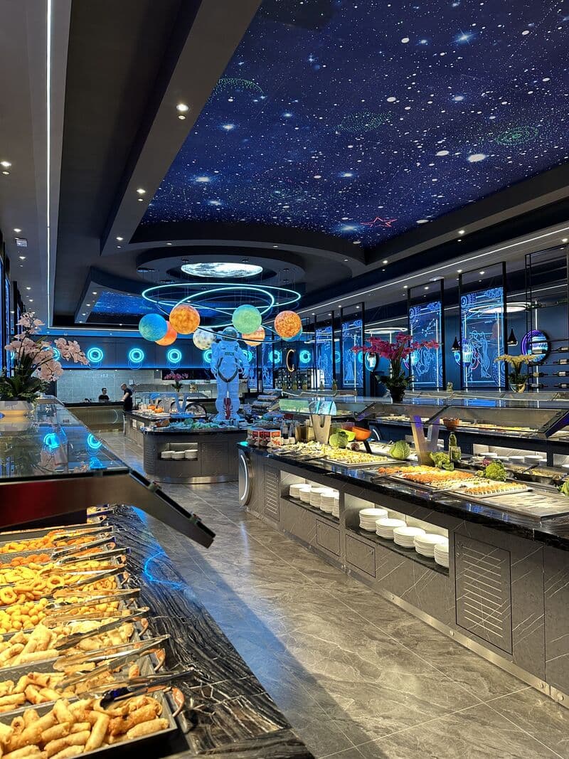 Planète Wok, buffet sous plafond cosmique