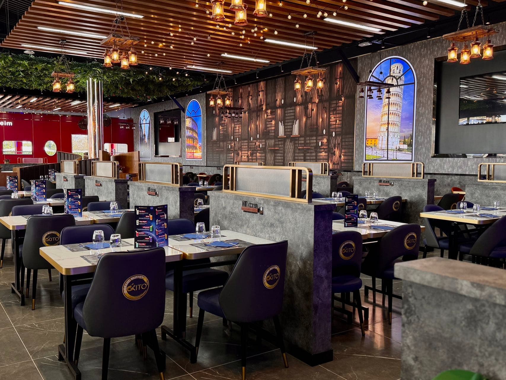Salle de restaurant adhérent au décor inspiré d'Italie