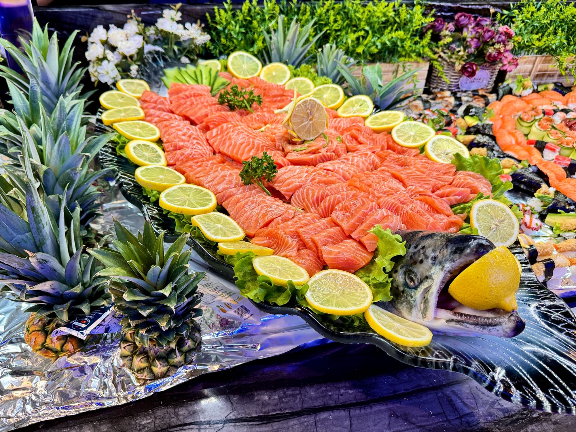 Plateau de sashimi saumon présenté en buffet