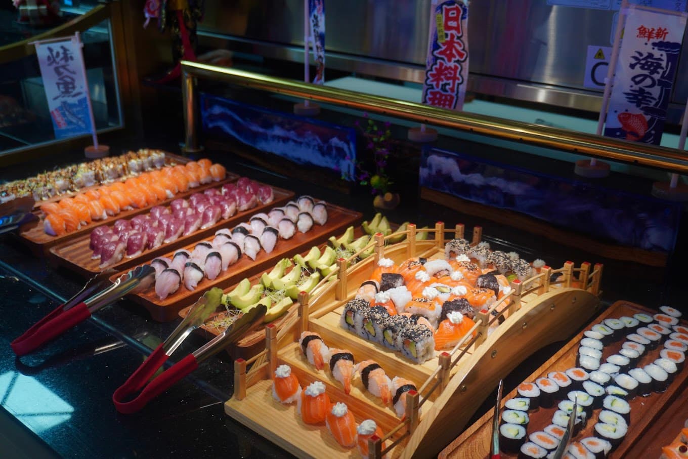 Stand de sushis et makis avec décor japonais
